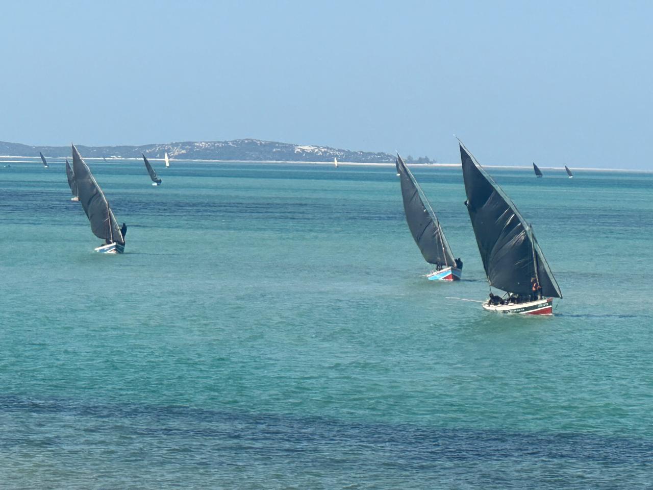 Vista do oceano índico com dhows tradicionais
